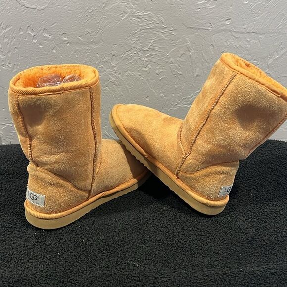 🔥🔥 UGG Classic Short 5825 Lined Boots Suede Sheepskin Women Sz 6 Orange - GUC - Picture 5 of 10